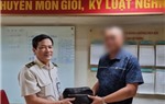 Nhân viên an ninh hàng không sân bay Nội Bài phát hiện và trao trả tài sản bị thất lạc cho hành khách