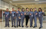 Nữ nhân viên xe đẩy của Cảng HKQT Nội Nài giúp hành khách tìm lại chiếc ví chứa 30 triệu đồng