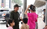 Nhân viên an ninh Nội Bài giúp lấy lại 43 triệu đồng do khách đổi tiền cầm nhầm lên tàu bay