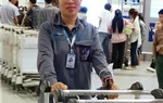 Nữ nhân viên xe đẩy – Cảng HKQT Nội Bài nhặt được túi tiền trị giá hơn 200 triệu đồng