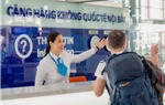 Nam hành khách người Hà Lan được nhân viên quầy thông tin - Cảng HKQT Nội Bài giúp đỡ