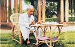 Bác vẫn cùng chúng cháu hành quân