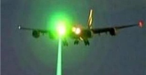 Phi công phản ảnh các vụ chiếu đèn lazer ảnh hưởng an toàn bay