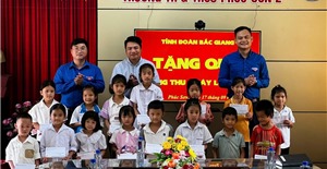 Tuổi trẻ Bộ GTVT mang "Trung thu yêu thương" tặng các em nhỏ vùng lũ lụt