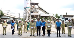 Công đoàn Xây dựng Việt Nam trao quà đến đoàn viên, người lao động nhân dịp Tháng Công nhân